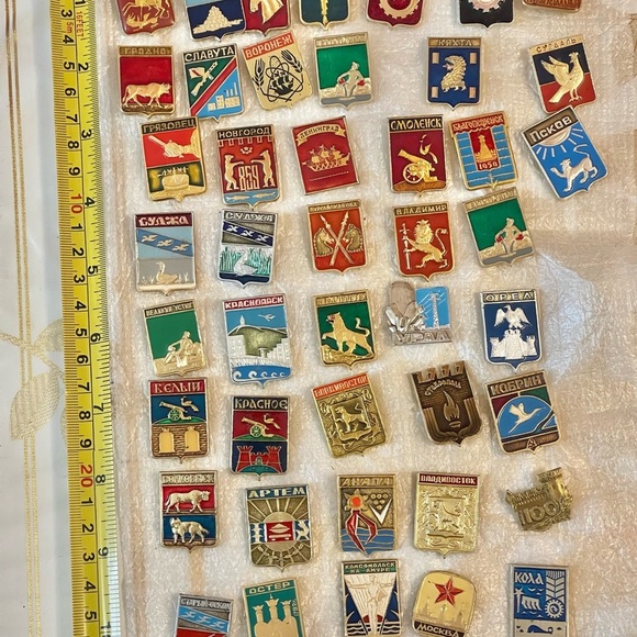 Vtg Set / Lot Of 44 Soviet UNION Cities Lapel Pins Badges Emblems of Russia USSR - Picture 2 of 7